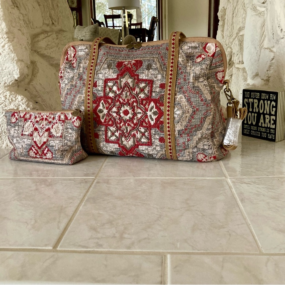 NWOT America and Beyond” tapestry tote bag and matching accessory bag - Picture 1 of 15